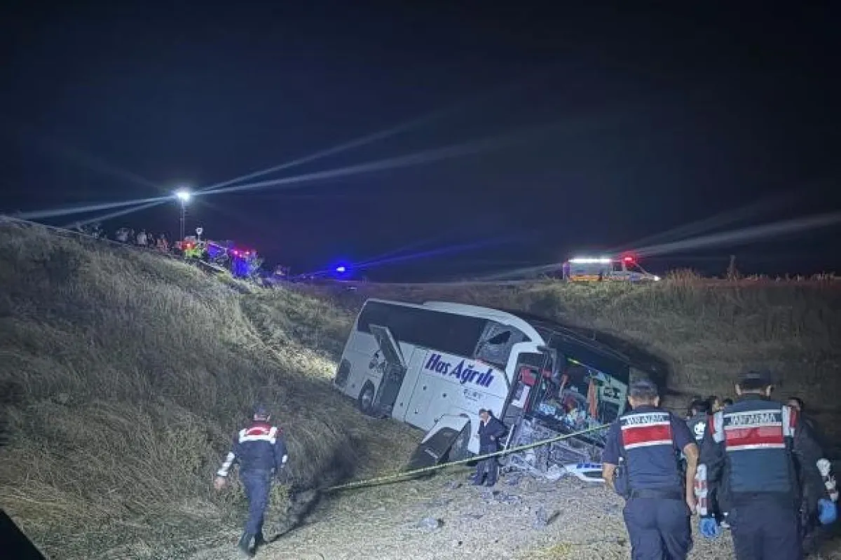 Amasya Merzifon’da Otobüs Kazası: Şarampole Uçtu, 2’si Ağır 24 Yaralı