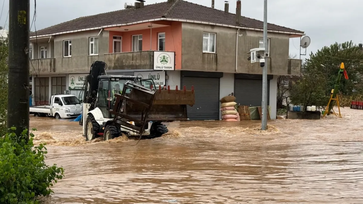 Sakarya’da Mahalle Sular Altında! Su 1 Metreyi Aştı, okullar 1 gün tatil