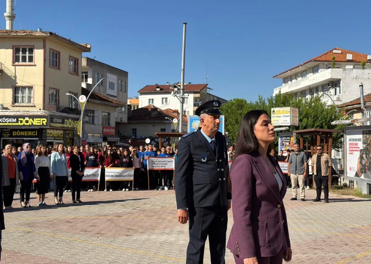 Bucak’ta Gaziler Günü’nde Atatürk Anıtı’na çelenk sunuldu