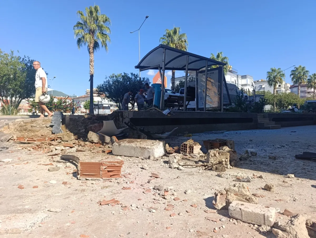 Alanya’da Dehşet Genç Kıza Çarpan Otomobil Durağa Daldı 1’i Ağır 3 Yaralı