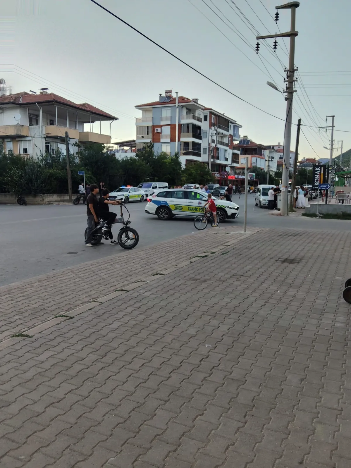 Bucak’ta Bisiklet ile Otomobil Çarpıştı: 2 Çocuk Yaralandı