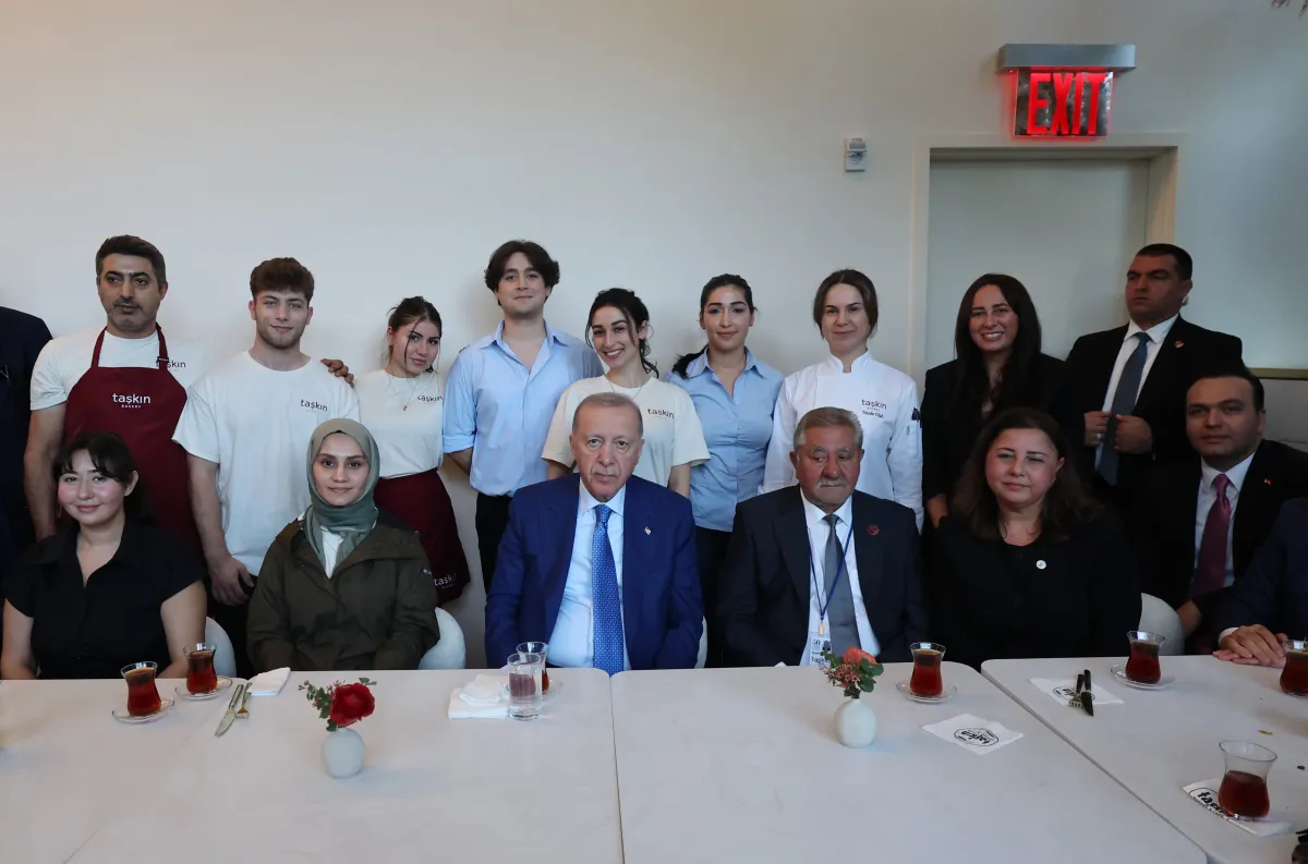 Erdoğan’dan New York’ta Sürpriz Mola! Türk Pastanesinde Çay İçip Sohbet Etti