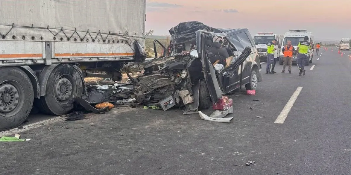 Şanlıurfa-Gaziantep Otoyolunda Minibüs Tıra Çarptı: 2 Ölü, 2 Ağır Yaralı