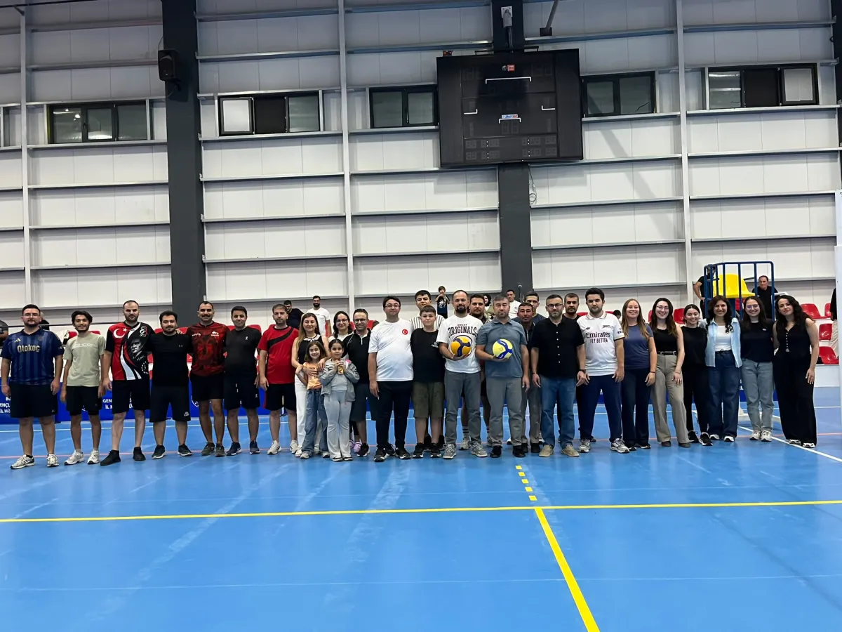 Burdur’da sağlık çalışanları bu kez file önünde buluştu