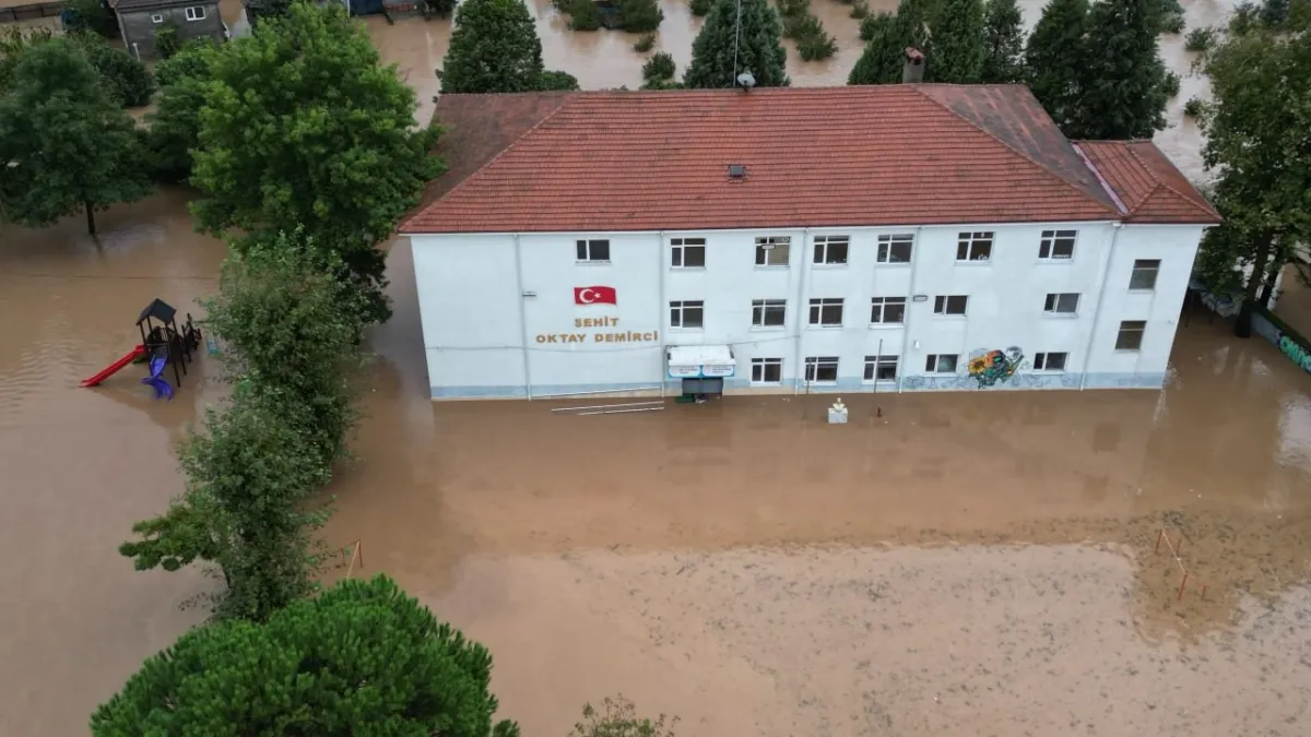 Sakarya’da Mahalle Sular Altında! Su 1 Metreyi Aştı, okullar 1 gün tatil