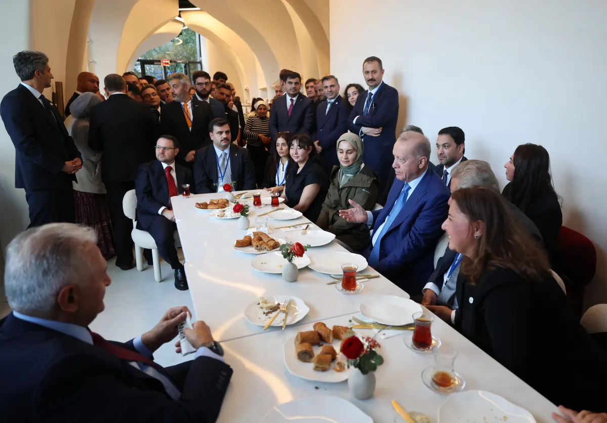 Erdoğan’dan New York’ta Sürpriz Mola! Türk Pastanesinde Çay İçip Sohbet Etti