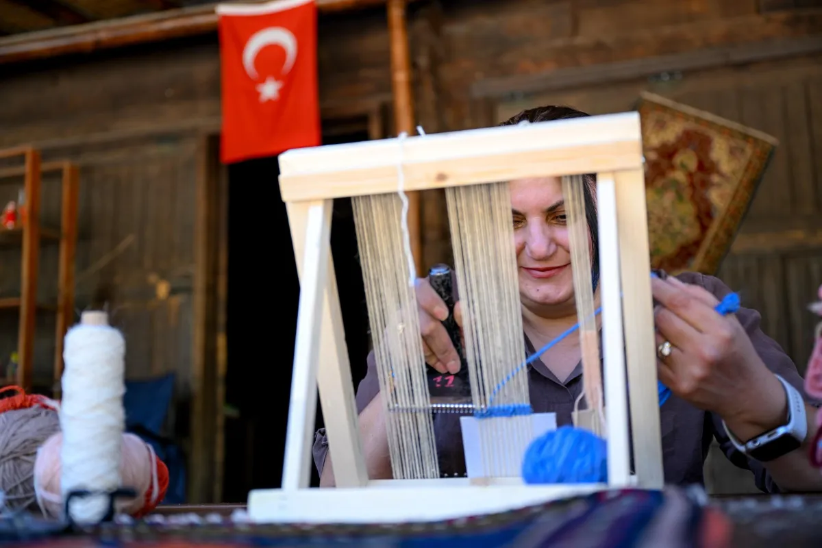 Ankara Altınköy’de Geleneksel Halı Dokuma Sanatı Yeniden Hayat Buluyor