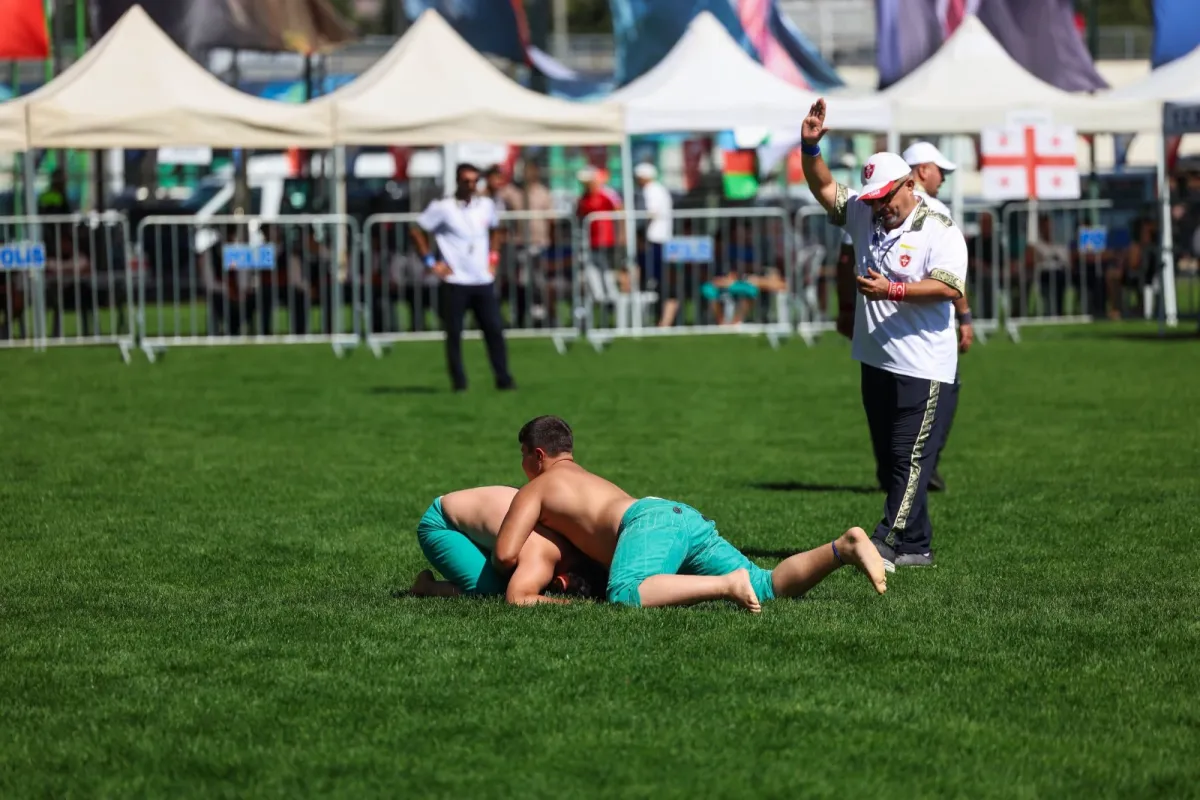 Uluslararası Karakucak Güreşleri Sivas’ta Nefes Kesti: 400 Sporcu Mücadele Ediyor