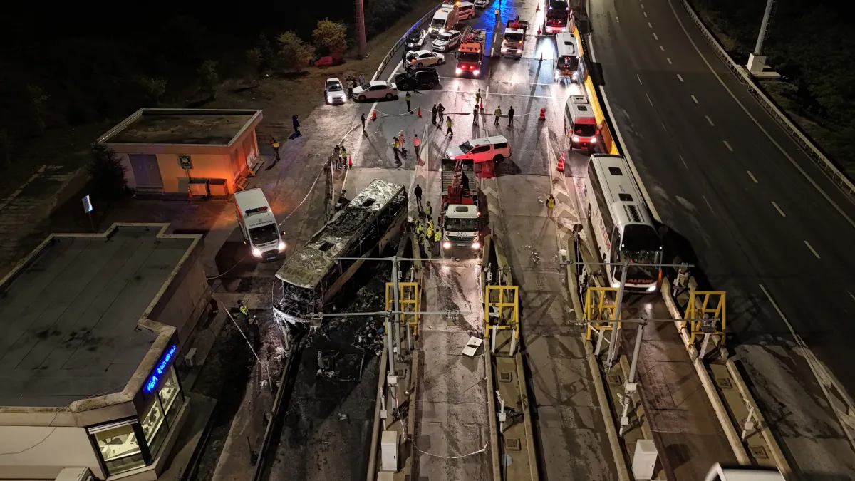 “Kuzey Marmara Otoyolu’nda Facia! Yolcu Otobüsü Alev Alev Yandı 2 Can Kaybı,8 yaralı ”
