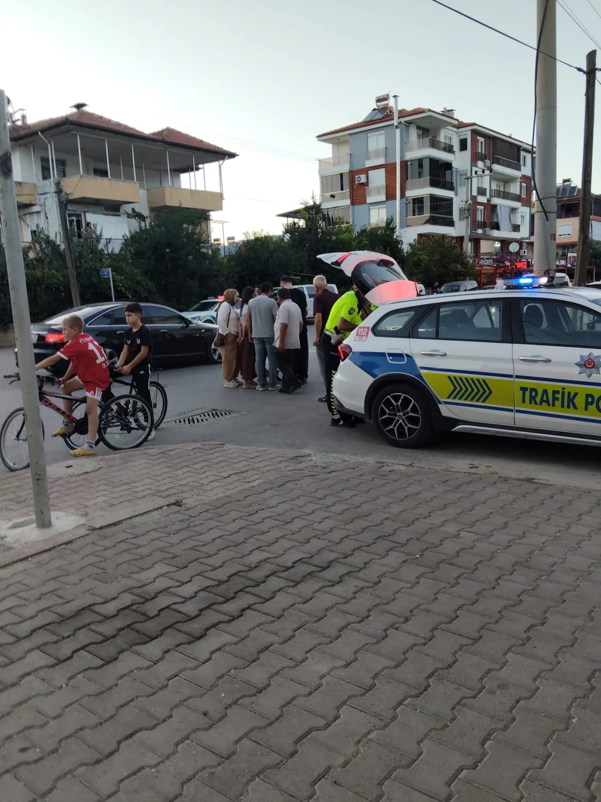 Bucak’ta Bisiklet ile Otomobil Çarpıştı: 2 Çocuk Yaralandı