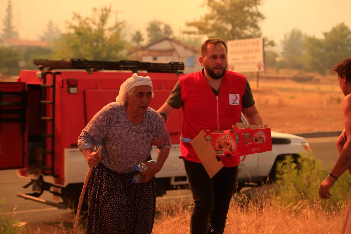 Antalya'da alevlerle mücadele sürüyor Antalya-Isparta yolu trafiğe kapatıldı