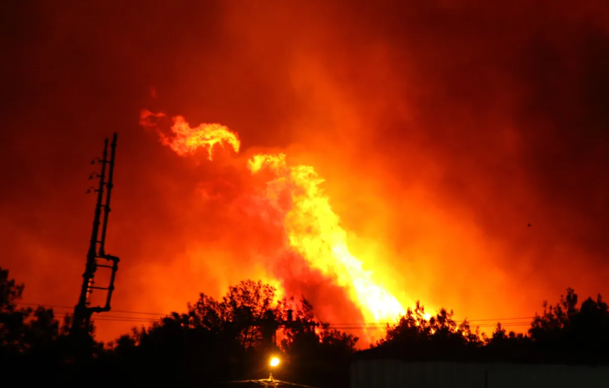 Antalya’da Alevler Fabrikalara Dayandı! Aksu’daki Yangında Vinçler Bile Devreye Girdi