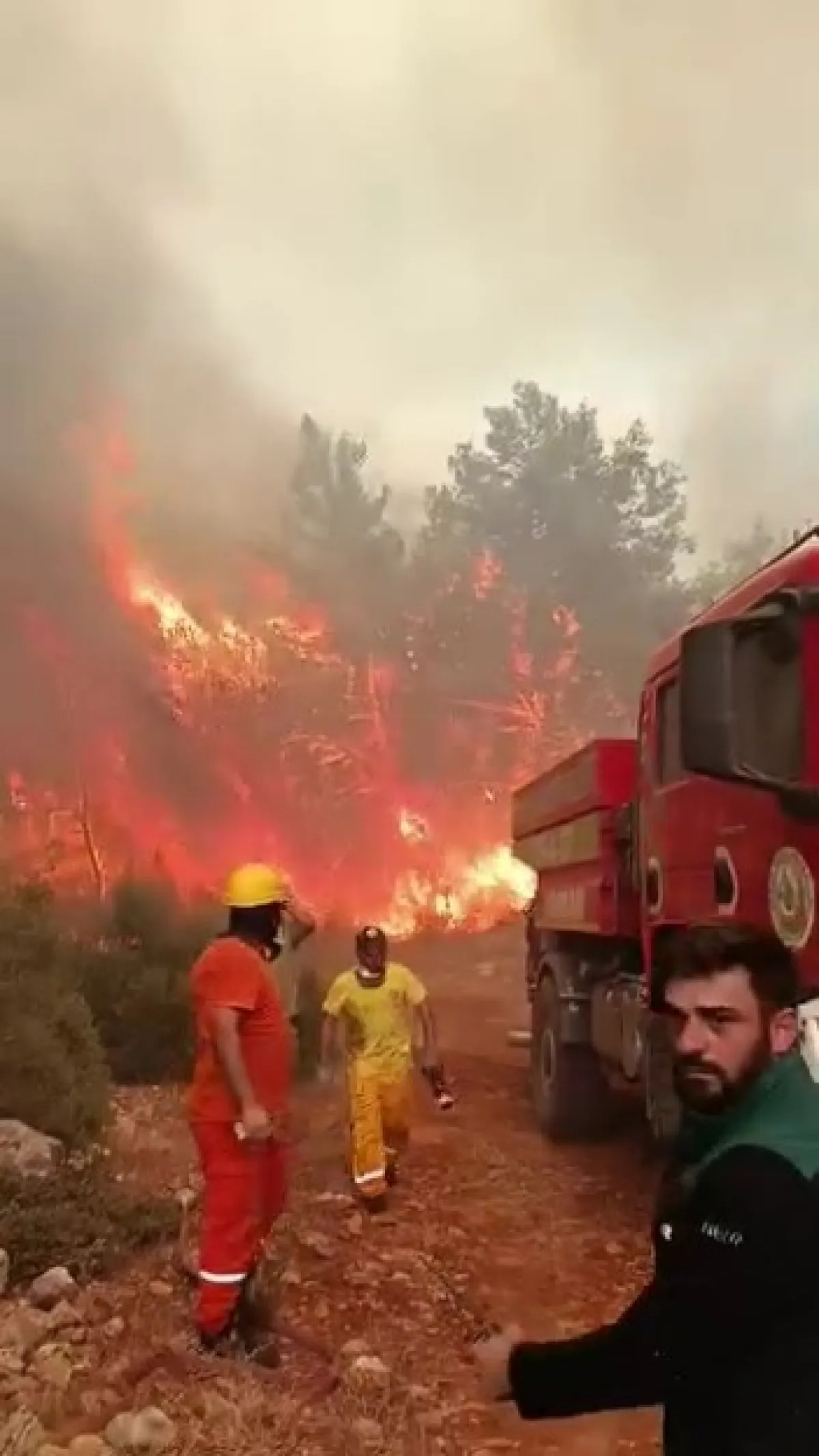Antalya’da Yangın Ekipleri Alevlerin Arasında Kalmaktan Son Anda Kurtuldu