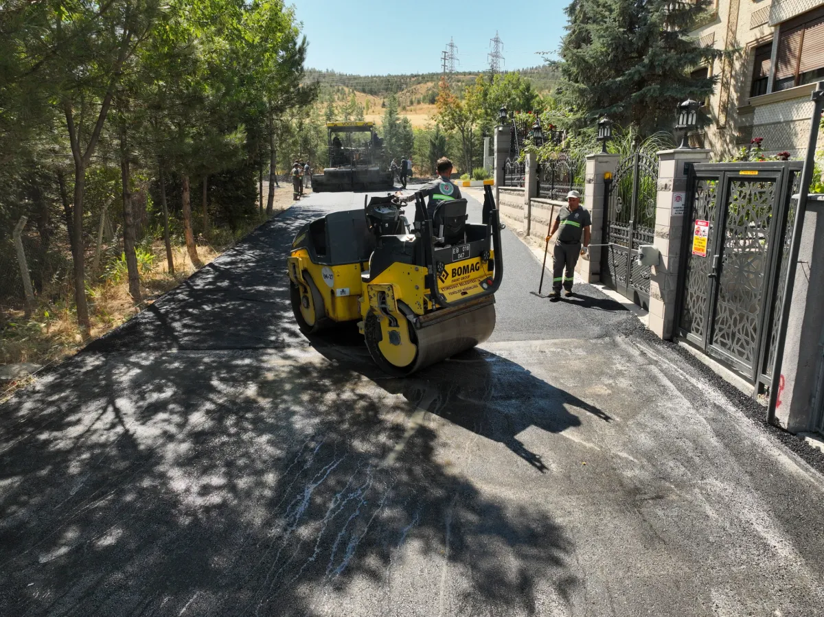 Ankara Etimesgut’ta Yaya Ulaşımı İçin Kaldırım Ve Asfalt Çalışmaları Sürüyor