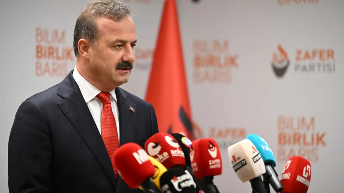 Ağıralioğlu: Resmî Dilin Yanına Bir Dil, Bayrağın Yanına Bir Bayrak Olmaz