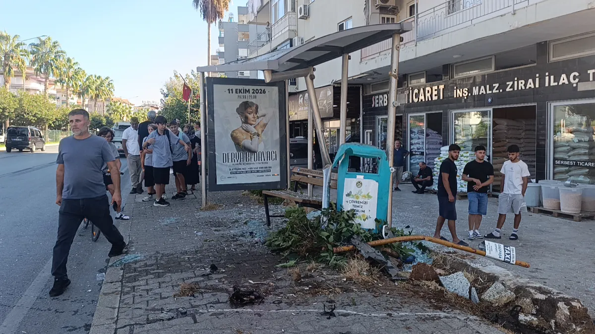 Alanya’da tomobil otobüs durağına daldı: 1’i ağır 3 yaralı