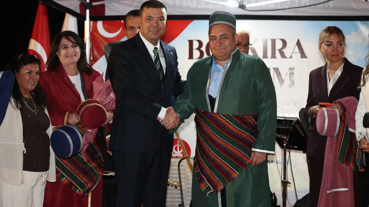 Ankara  “Bozkıra Özlem” Gecesinde Başkan Özarslan’a Ahilik Kaftanı Takdim Edildi