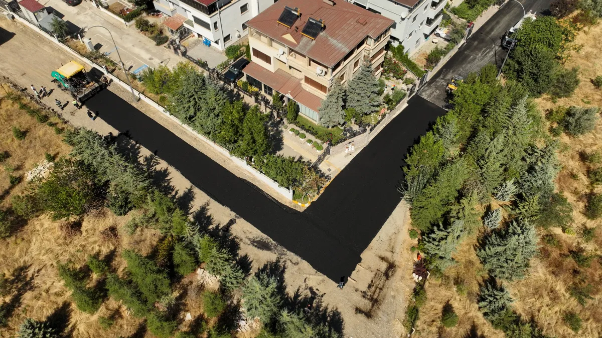 Ankara Etimesgut’ta Yaya Ulaşımı İçin Kaldırım Ve Asfalt Çalışmaları Sürüyor