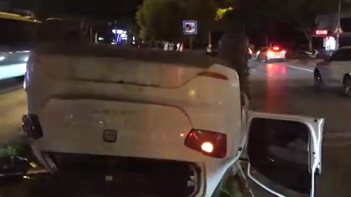 Antalya’da gece yarısı korkutan kaza: otomobil refüje çıkıp takla attı