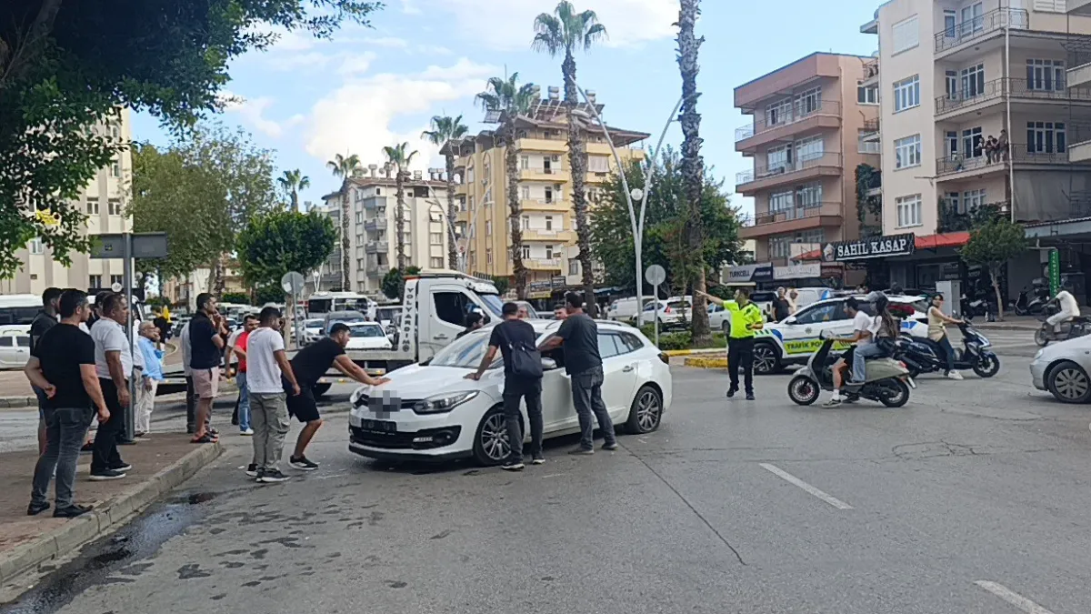 Antalya'da korkutan kaza! Otobüs ile otomobil çarpıştı 2 yaralı
