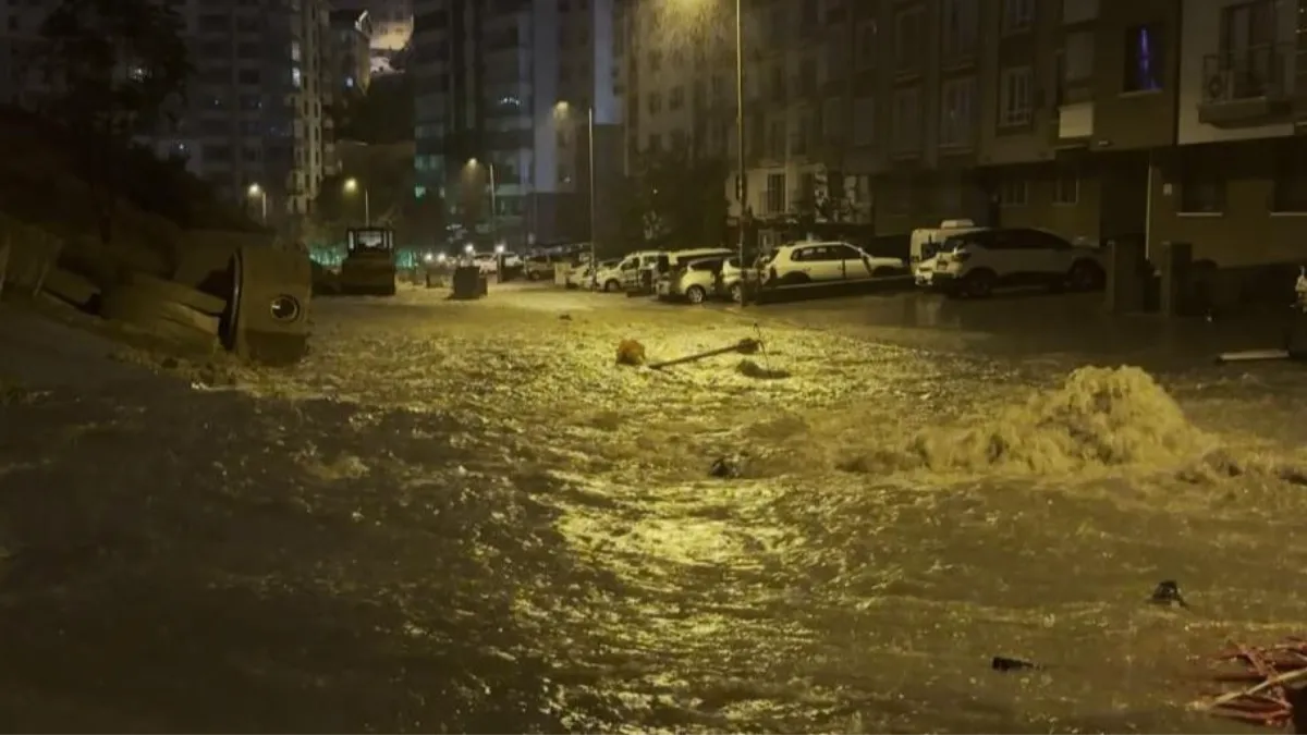 Başkentte sağanak alarmı! Rögar taştı, Binaları su bastı