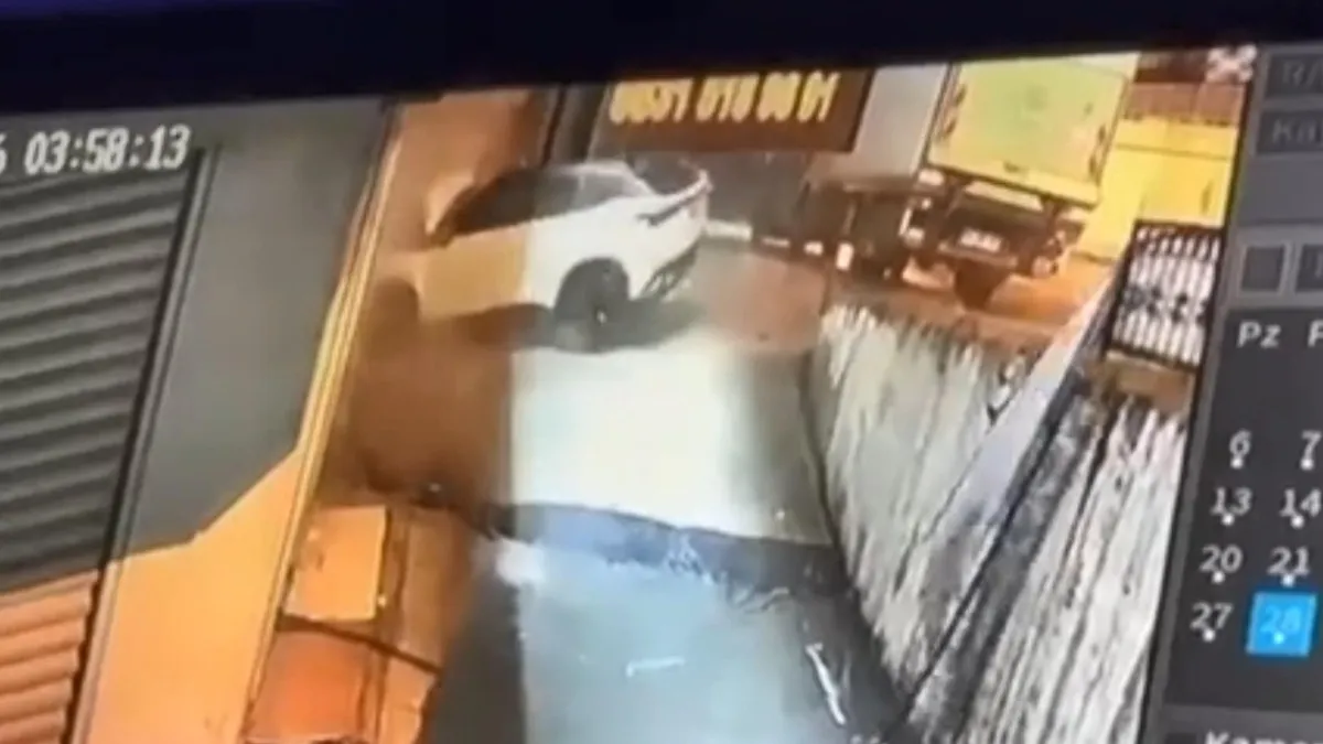 Beylikdüzü’nde gece yarısı kaza: Otomobil iş yerinin duvarına çarptı