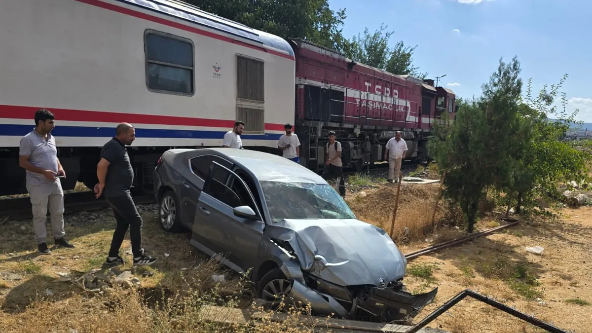 Bingöl’de tren ile otomobil çarpıştı: 1 Yaralı