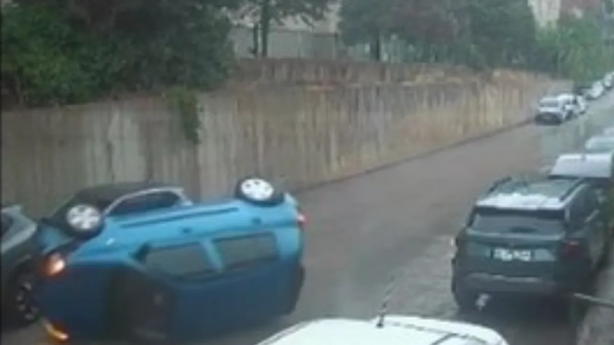 Bursa’da yağış kazayı beraberinde getirdi! Otomobil ters döndü