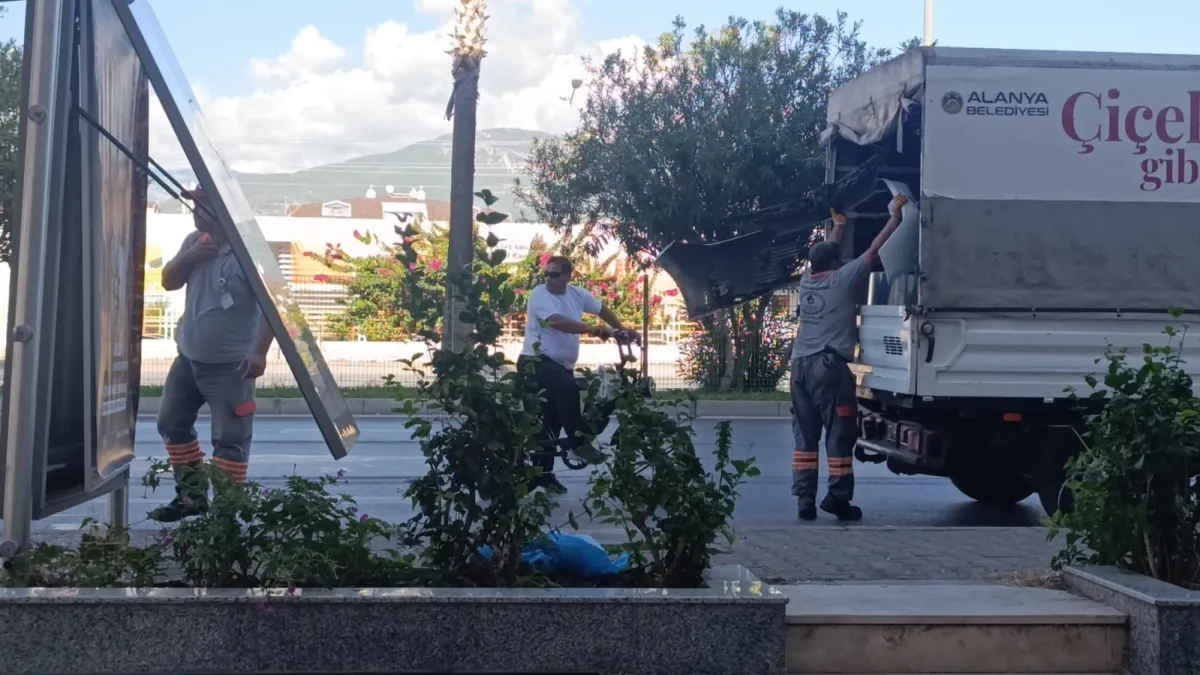 Alanya’da Dehşet Genç Kıza Çarpan Otomobil Durağa Daldı 1’i Ağır 3 Yaralı
