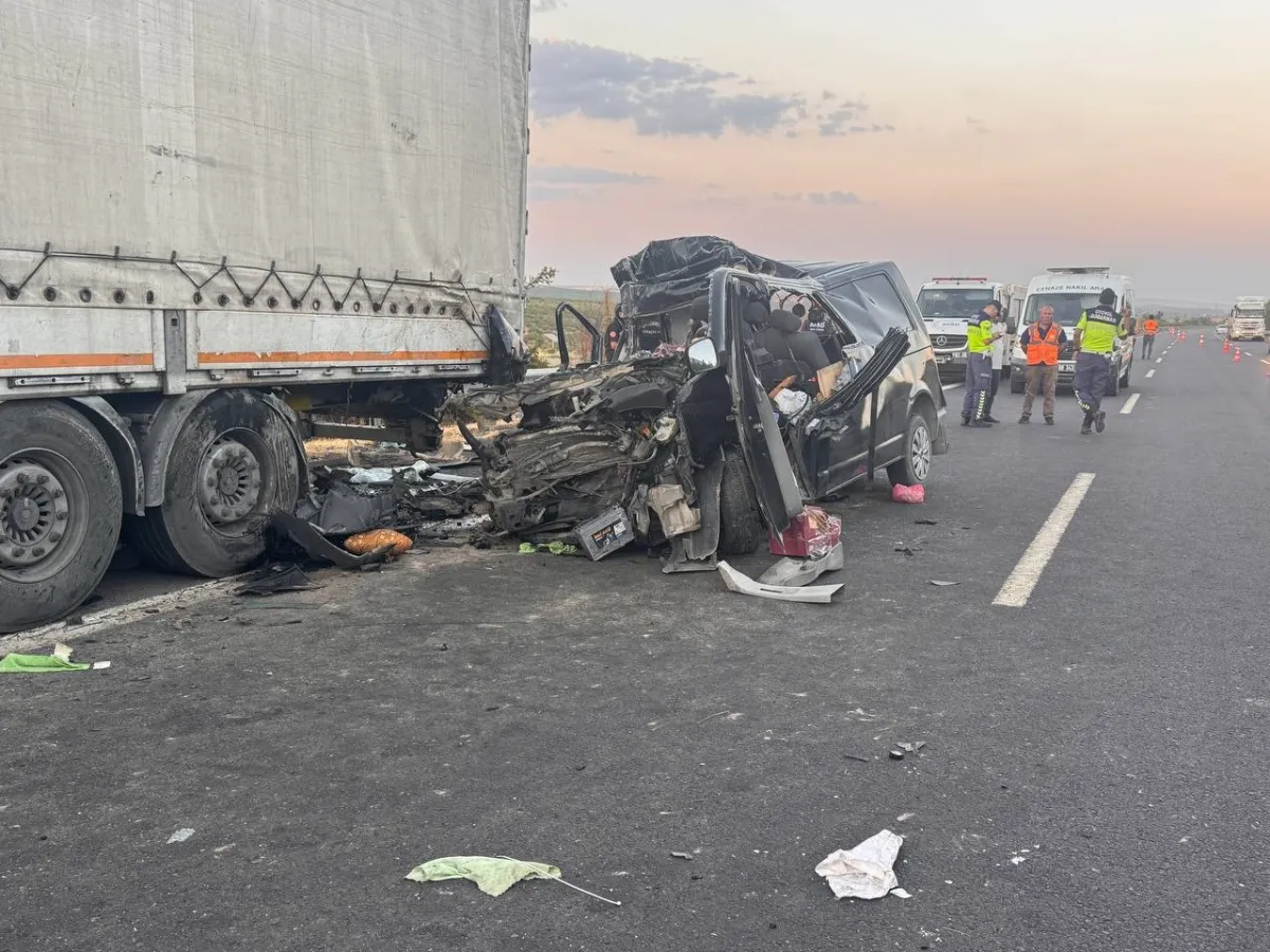 Şanlıurfa-Gaziantep Otoyolunda Minibüs Tıra Çarptı: 2 Ölü, 2 Ağır Yaralı