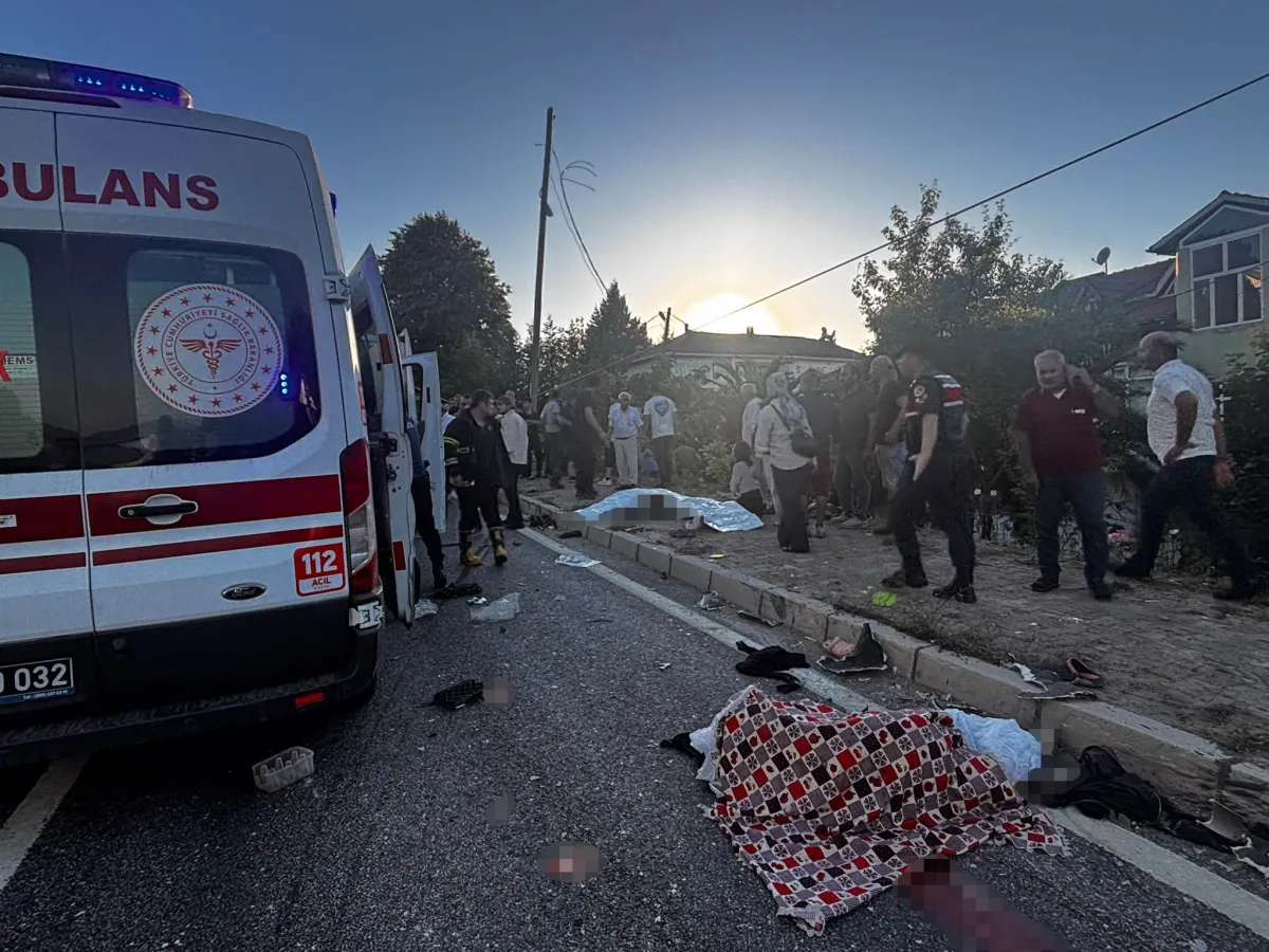 “Düzce’de Katliam Gibi Kaza! Tır Patpata Çarptı: 4 Ölü, 9 Yaralı” Kimlikleri Belli oldu