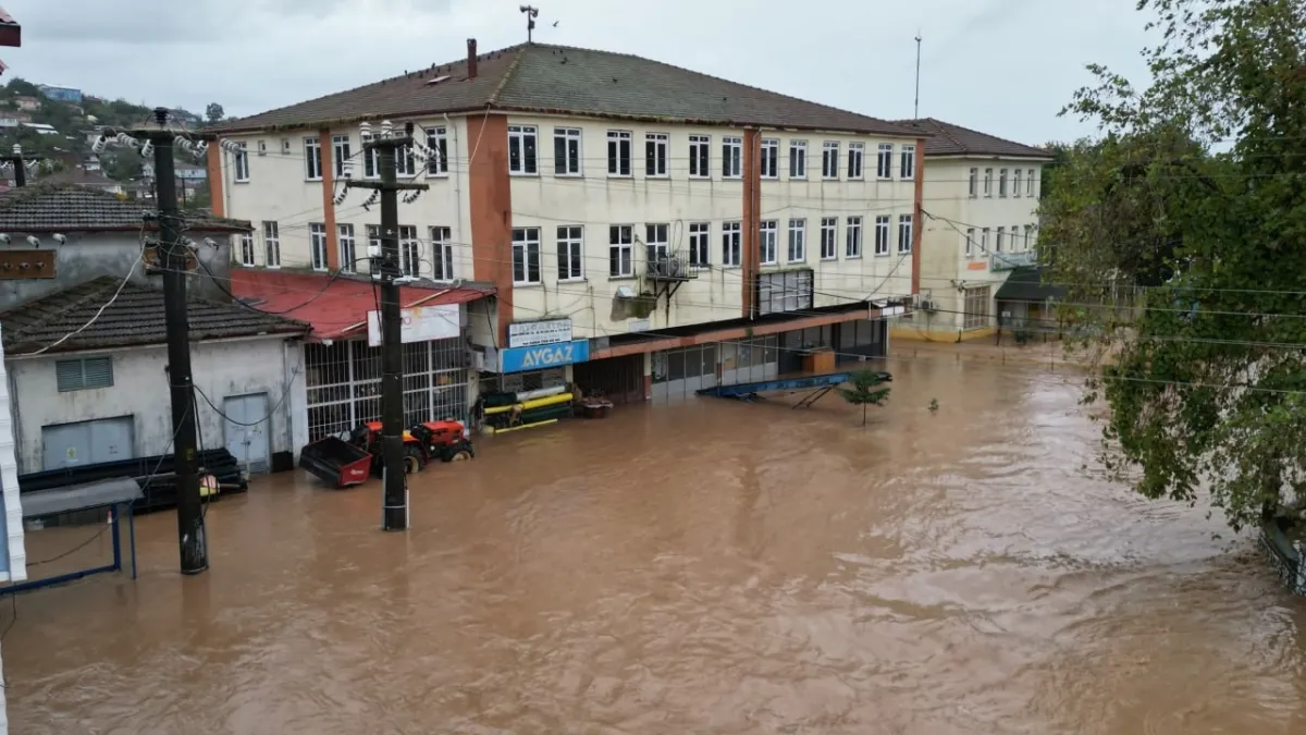 Sakarya’da Mahalle Sular Altında! Su 1 Metreyi Aştı, okullar 1 gün tatil