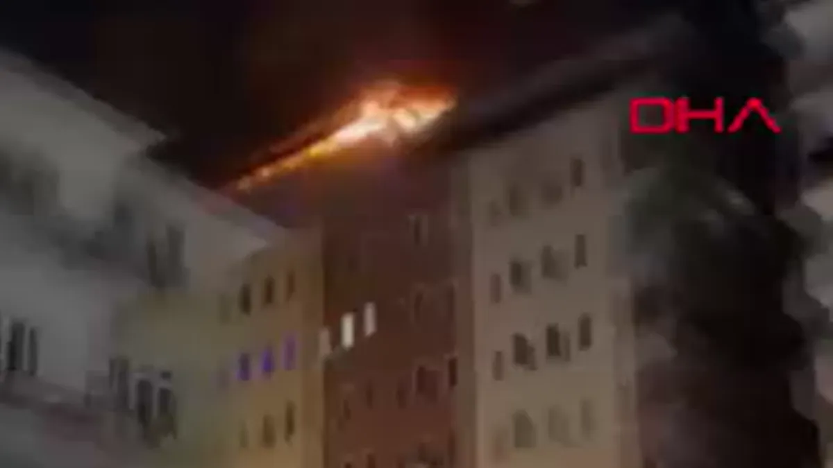 Diyarbakır’da 8 katlı binanın çatısı alevlere teslim oldu