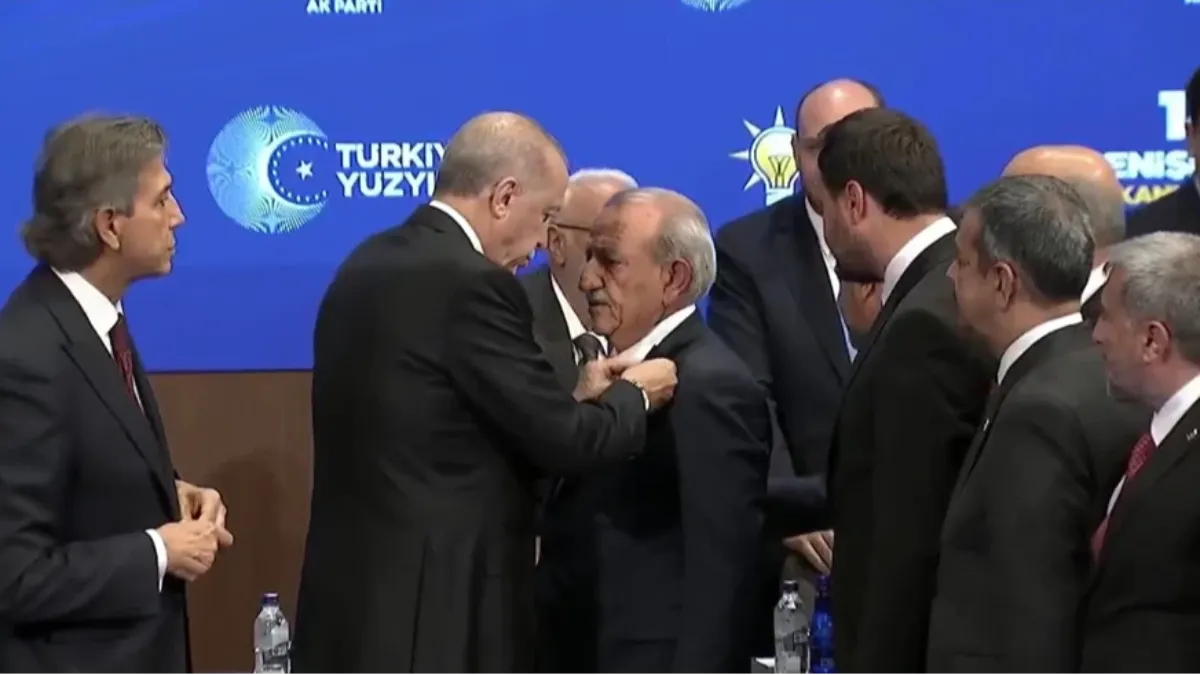 Erdoğan, AK Parti’ye Katılan 9 Belediye Başkanına Rozetlerini Taktı