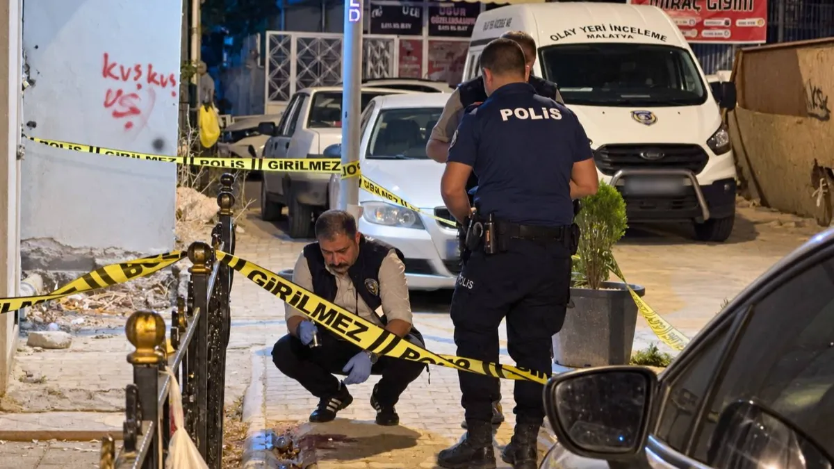 Gece saatlerinde silah sesleri! Yolda yürüyen genci vurdu