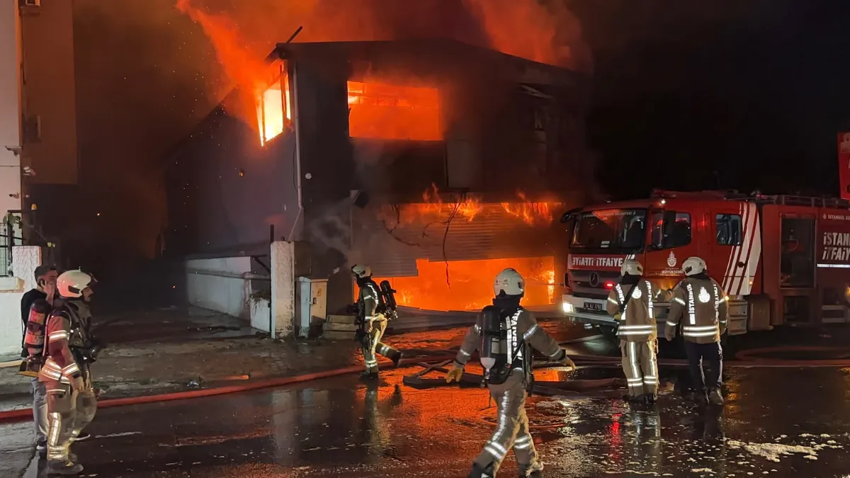Gece yarısı korkutan yangın! Alevler bitişikteki iş yerlerine sıçradı