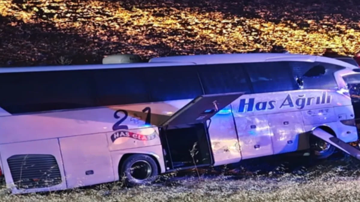 Gece yarısı otobüs faciası! Bariyerlere çarpıp şarampole uçtu: 24 Yaralı
