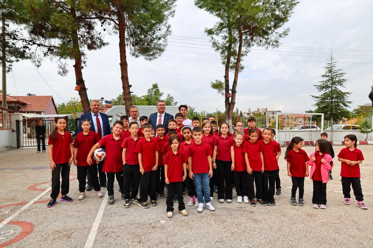 Burdur’da okula ilk adımda büyük destek 1150 Çocuğa kırtasiye seti