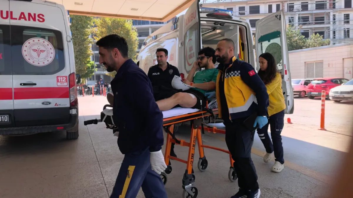 İnegöl’de ilginç kaza görüntüsü: Yaralı sürücünün güneş gözlüğü dikkat çekti