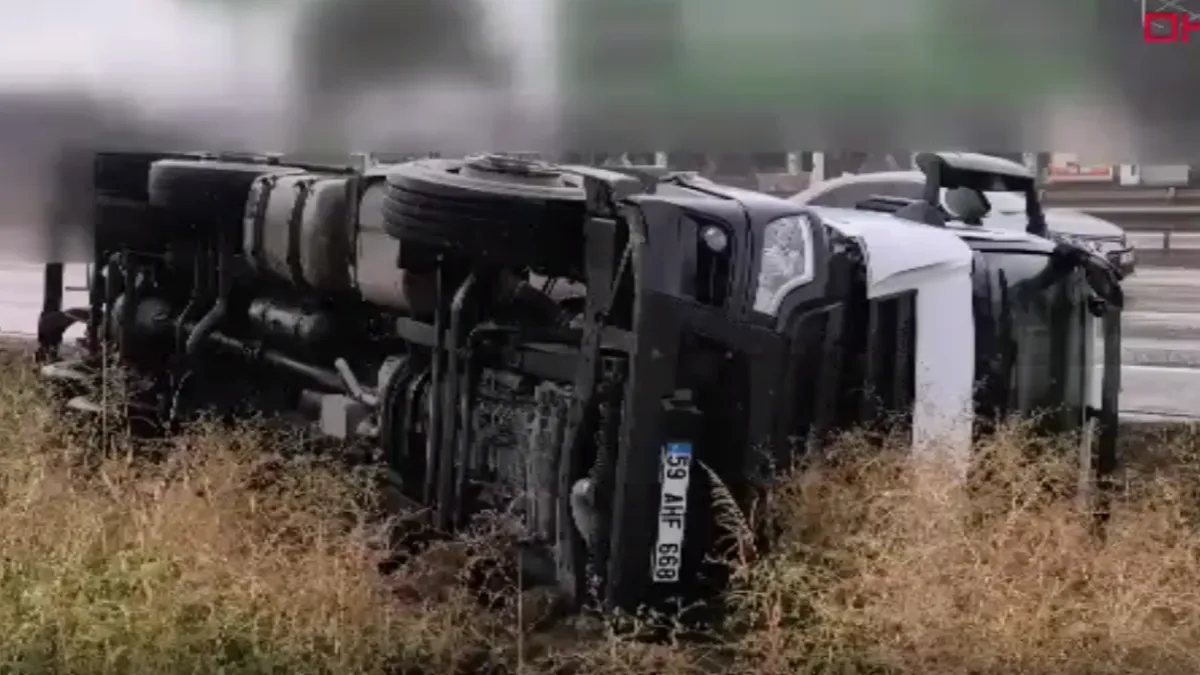 İnegöl’de sıvı tuz yüklü tanker devrildi: 1 Yaralı