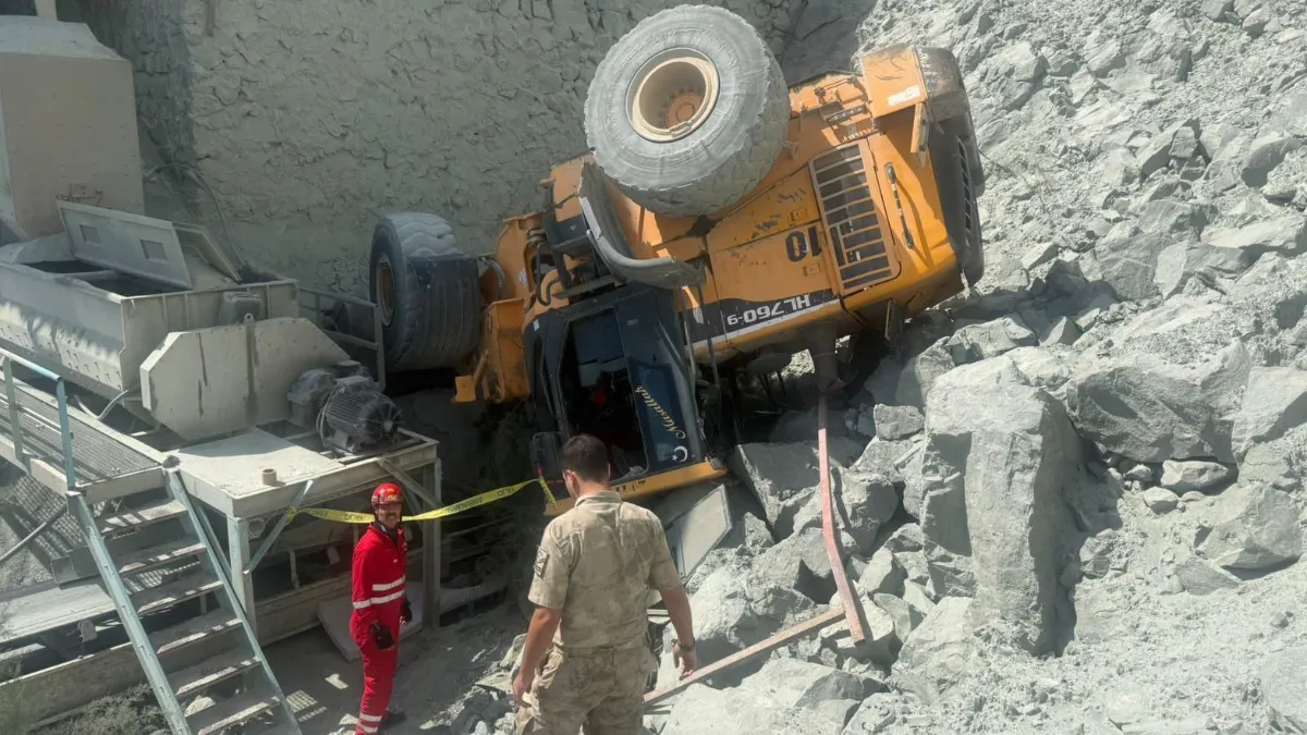 İş makinesi devrildi, Operatör altında kaldı
