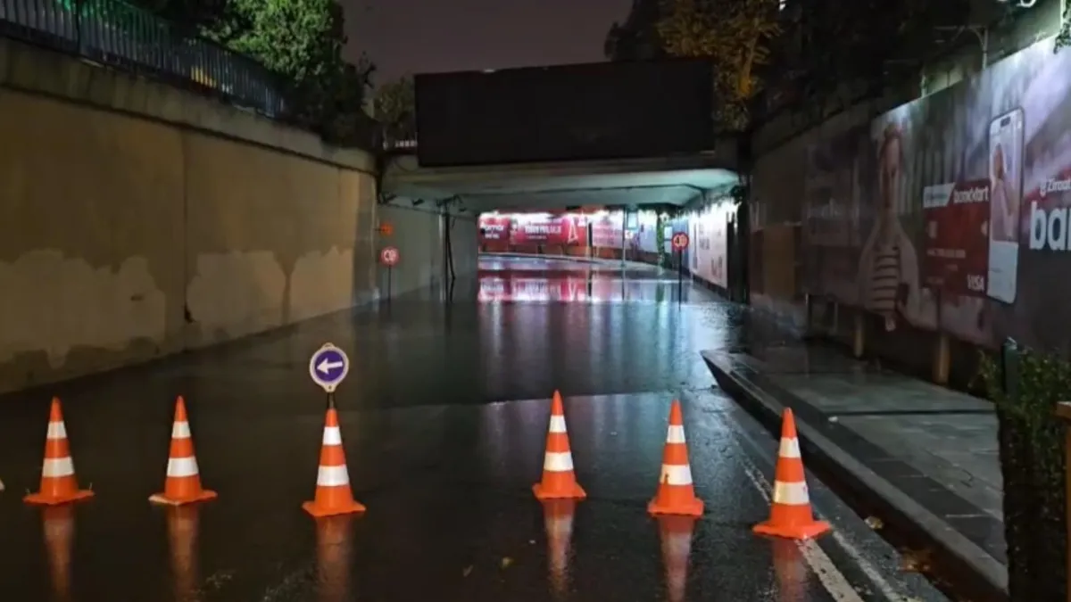 İstanbul’da gece boyu sağanak: Alt geçit kapandı, Araçlar çukura düştü