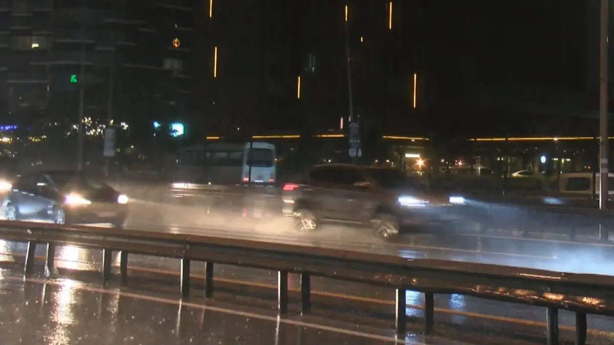 İstanbul’da yağış etkili oldu! Yollarda su birikintileri oluştu