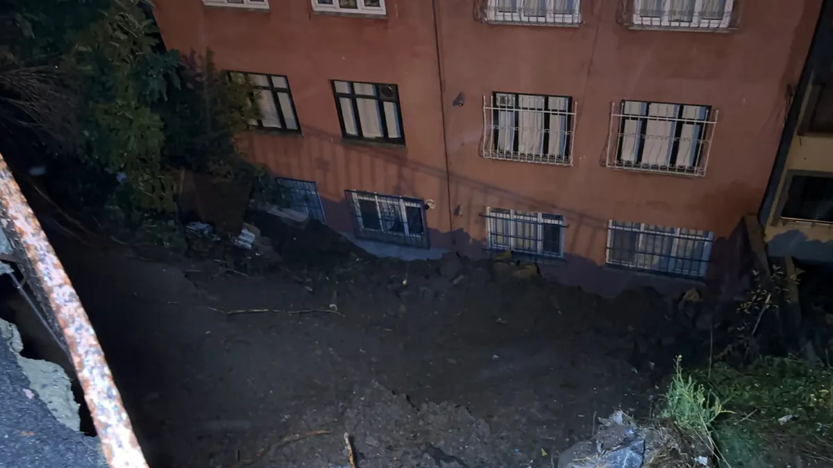 İstanbul’da yağışın ardından toprak kaydı: Ekipler 25 kişiyi tahliye etti