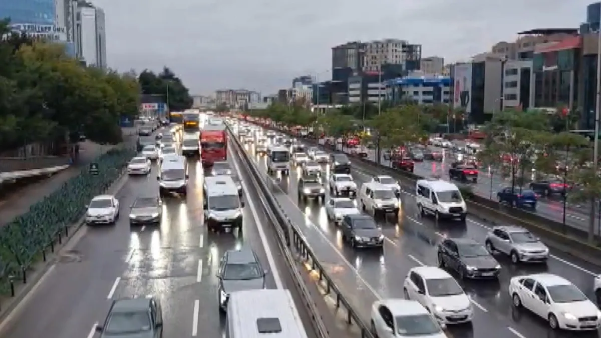  İstanbul’da yağmur trafiği kilitledi! Yoğunluk yüzde 87’ye ulaştı