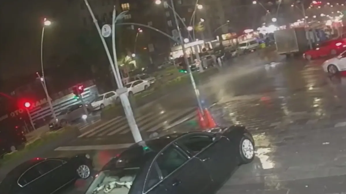 İstanbul esenler’de kaygan yol kazayı getirdi: Motosiklet kamyona çarptı