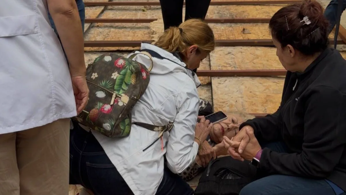 Kadıköy’de inşaat kaplaması yayaların üzerine devrildi: 2 Yaralı