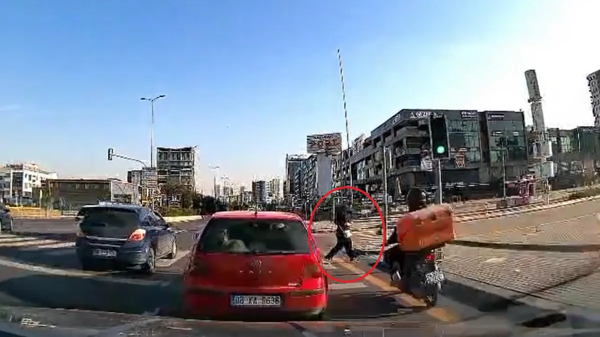 Karşıya geçmek isterken motosiklet çarptı: 2 Yaralı