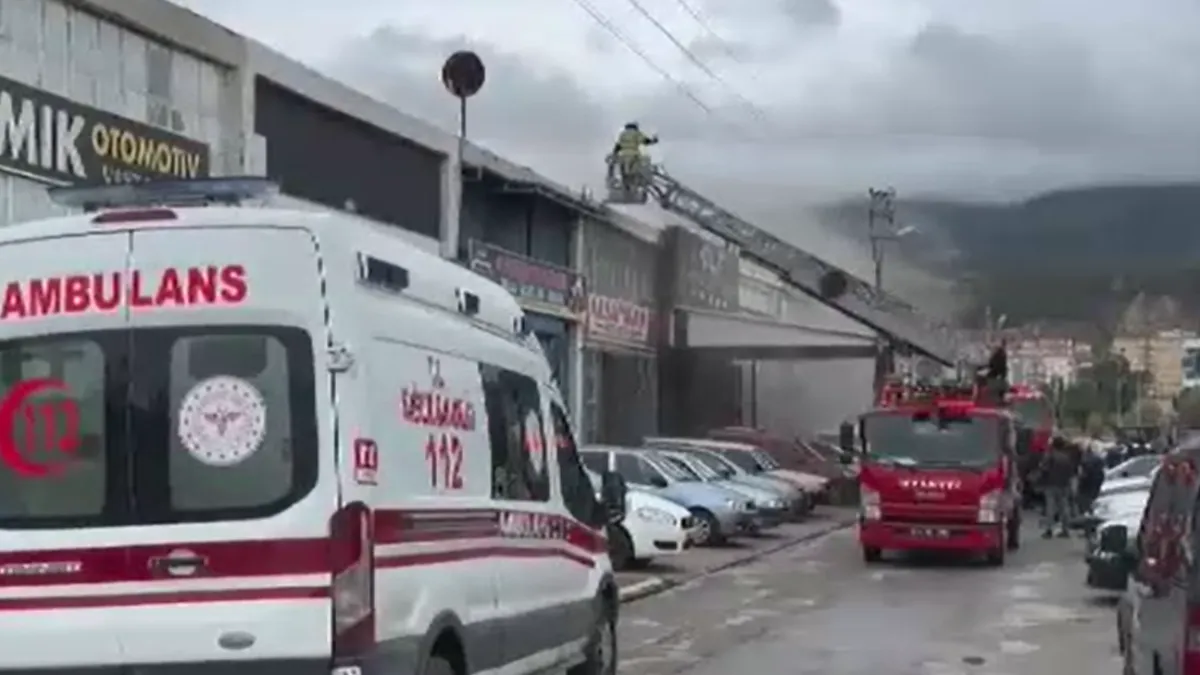 Kütahya’da oto galerinin çatısı alevlere teslim oldu