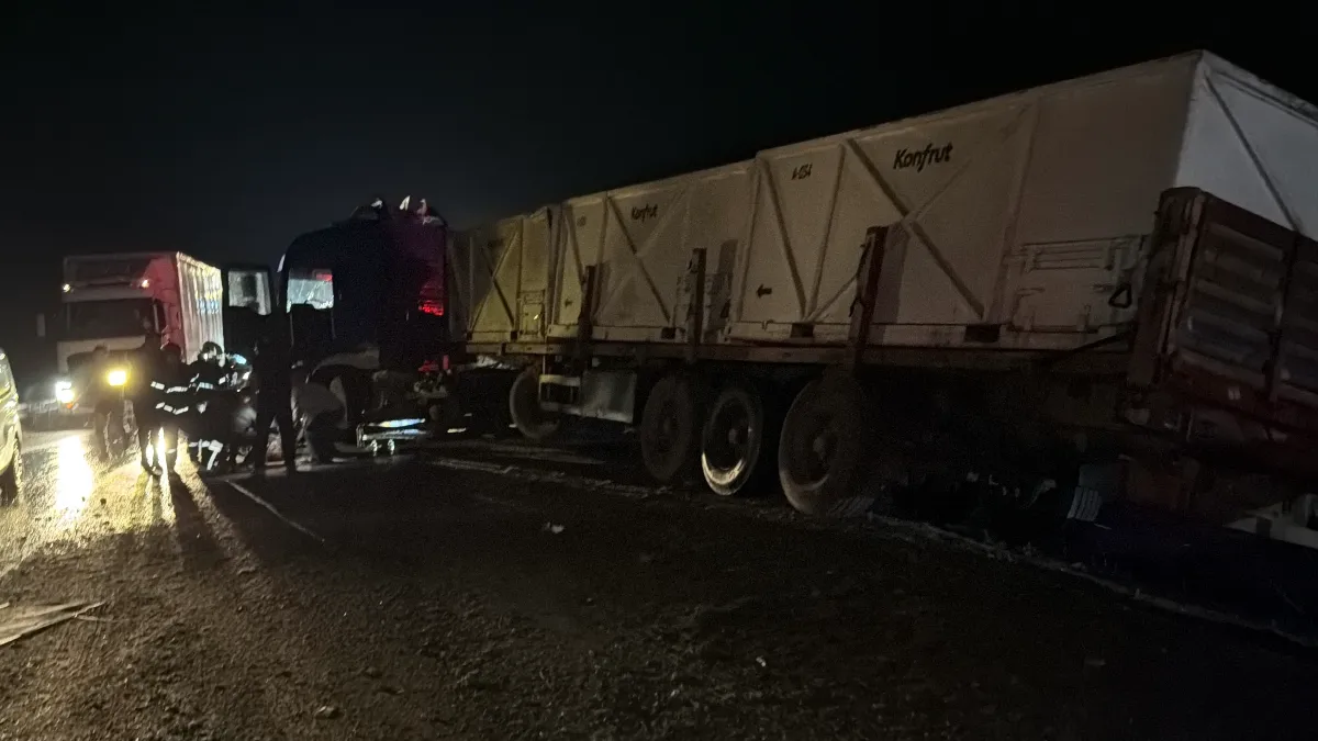 Kütahya’da tır bariyerleri aşıp karşı şeride geçti: 1 Yaralı